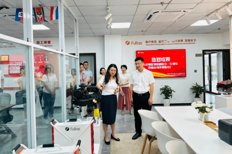 El teniente de alcalde del distrito de Jiulongpo, Guo Qi, visita Fullas para estudiar el desarrollo empresarial